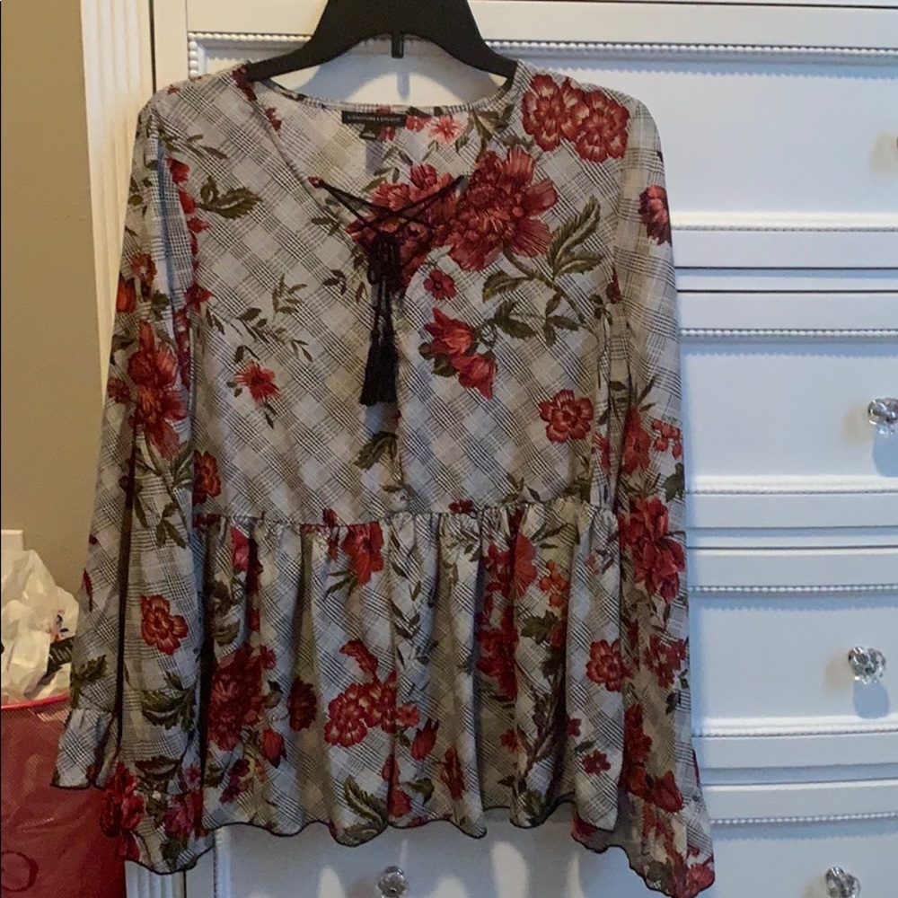 Super cute flower blouse never worn